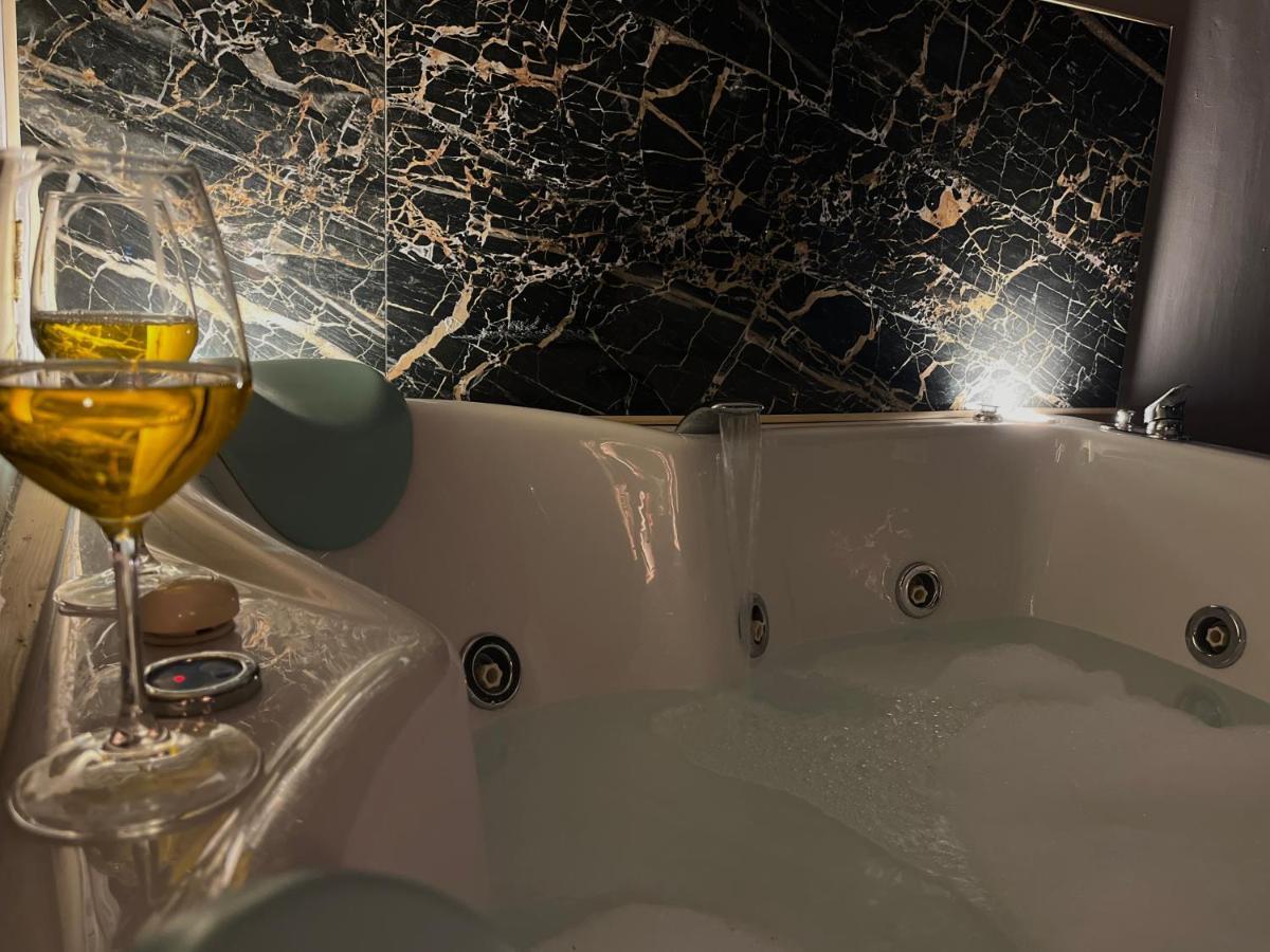 Wineexperience- Wine&Jacuzzi Suite Lecce Eksteriør bilde